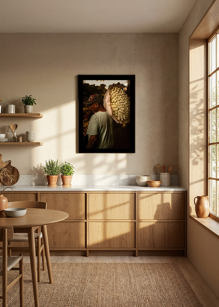 Café chaleureux avec éclairage vintage et intérieur en bois.-12