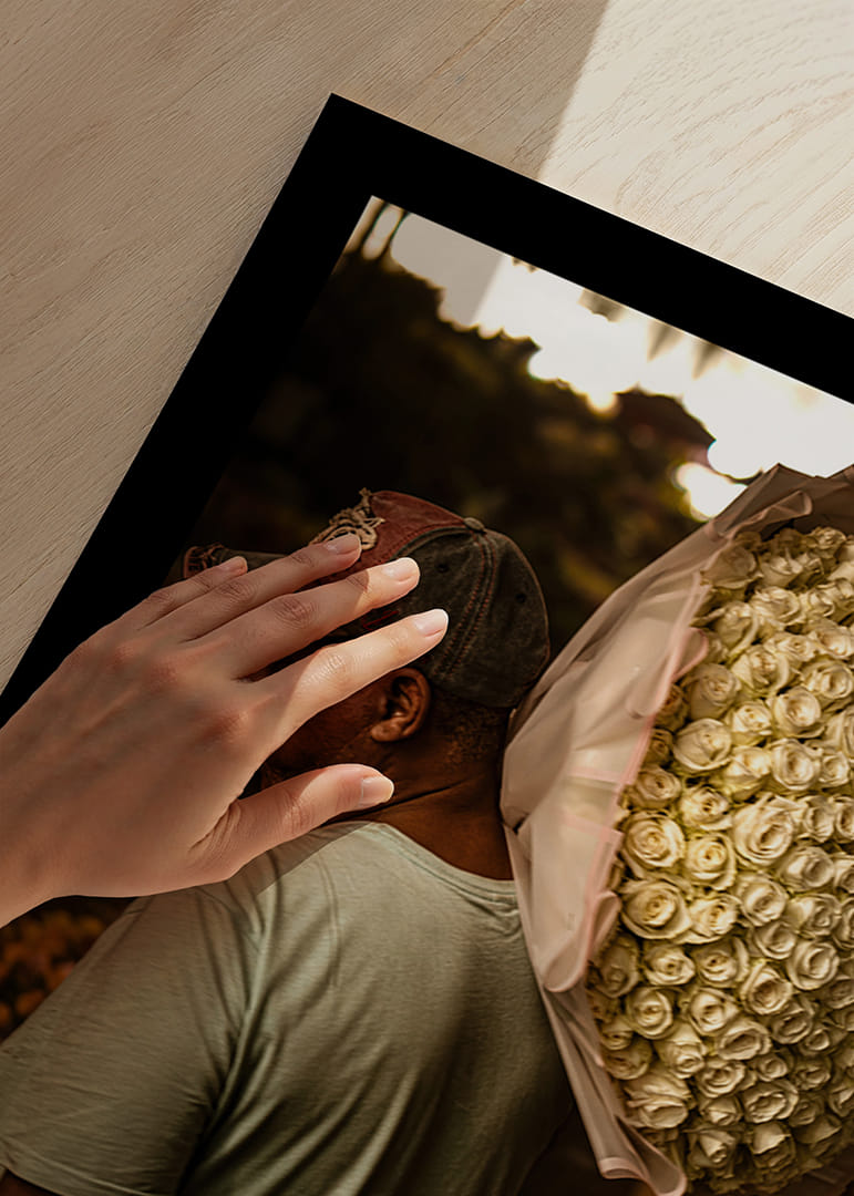 Café chaleureux avec éclairage vintage et intérieur en bois.-12