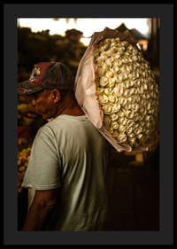 Café chaleureux avec éclairage vintage et intérieur en bois.-0