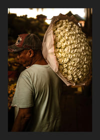 Café chaleureux avec éclairage vintage et intérieur en bois.-1