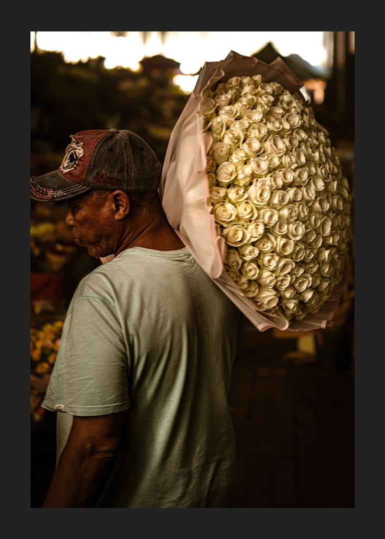 Café chaleureux avec éclairage vintage et intérieur en bois.-12