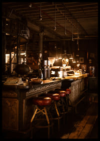 Café chaleureux avec éclairage vintage et intérieur en bois.-2