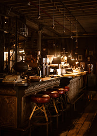 Mysigt kafé med vintagebelysning och träinredning.-7