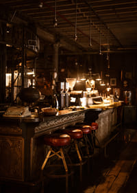 Café chaleureux avec éclairage vintage et intérieur en bois.-3