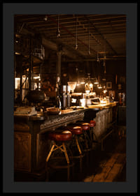 Café chaleureux avec éclairage vintage et intérieur en bois.-0