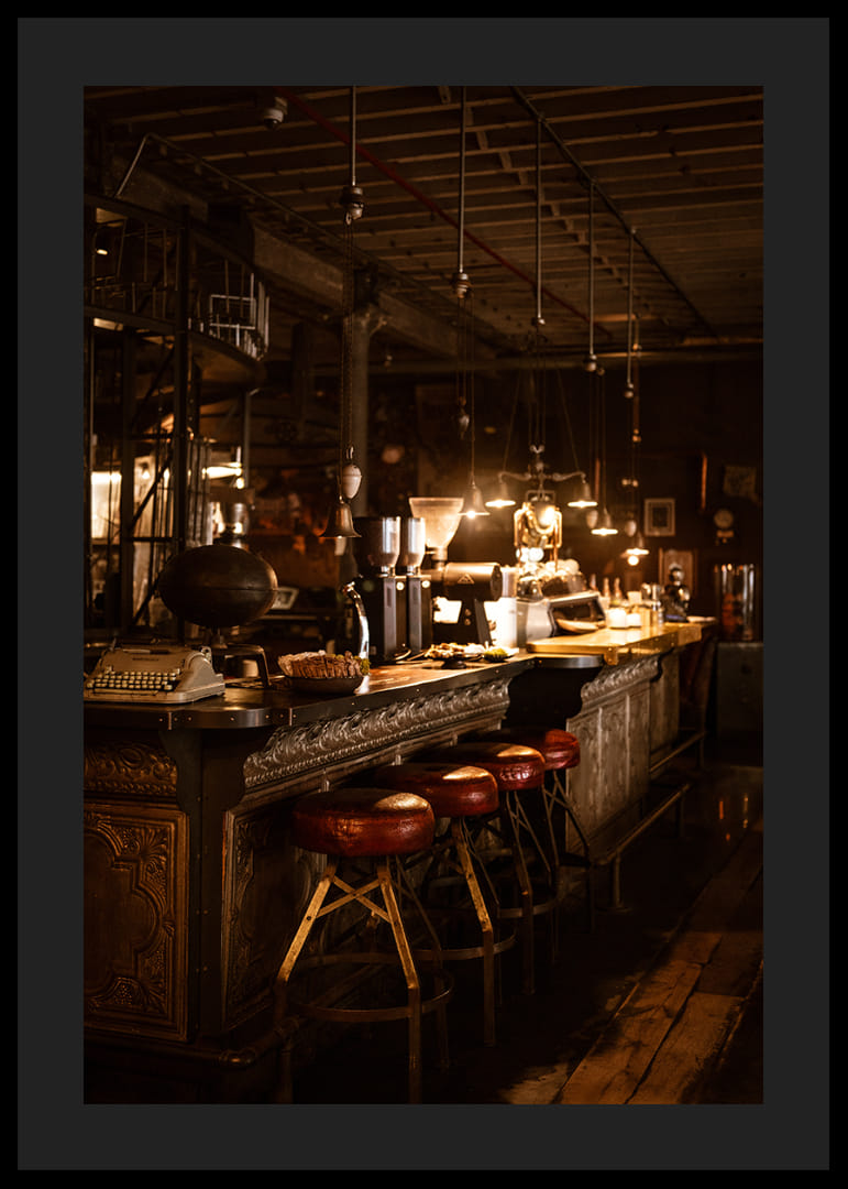 Café chaleureux avec éclairage vintage et intérieur en bois.-12