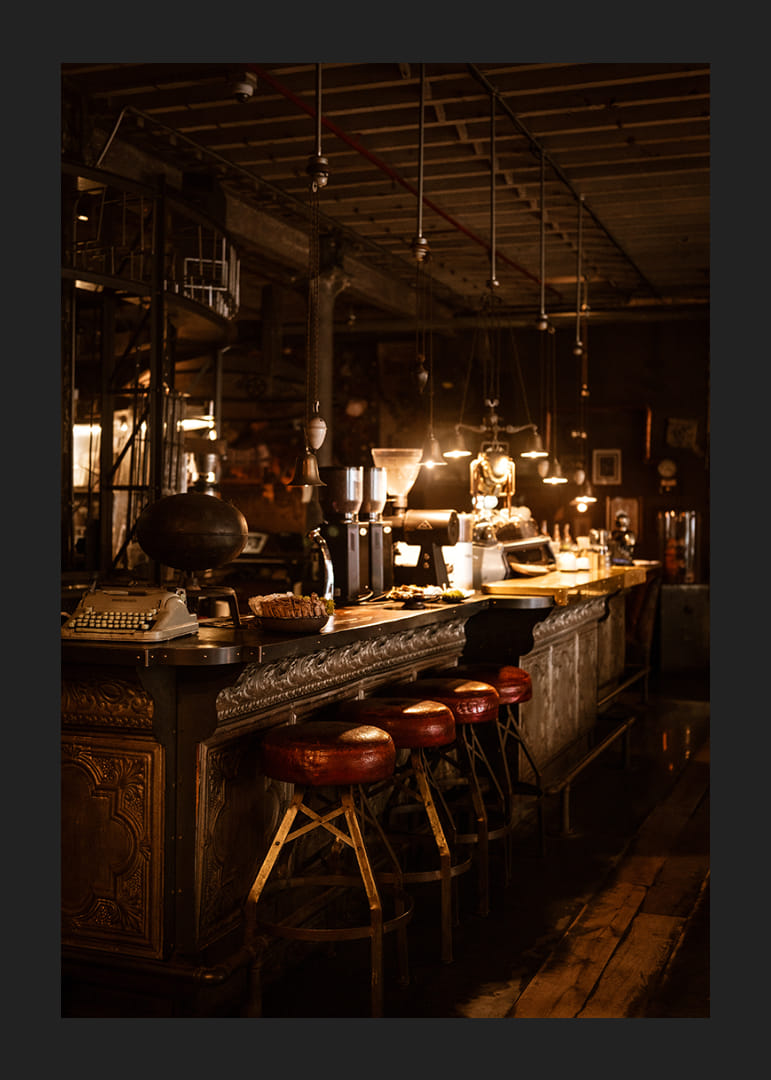 Café chaleureux avec éclairage vintage et intérieur en bois.-12