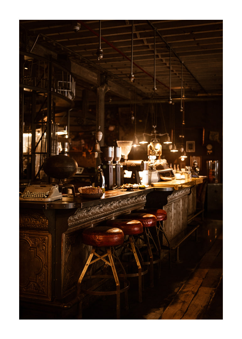 Mysigt kafé med vintagebelysning och träinredning.-12