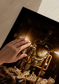 Masque scintillant sous une lumière chaude au-dessus de tasses à café.-5