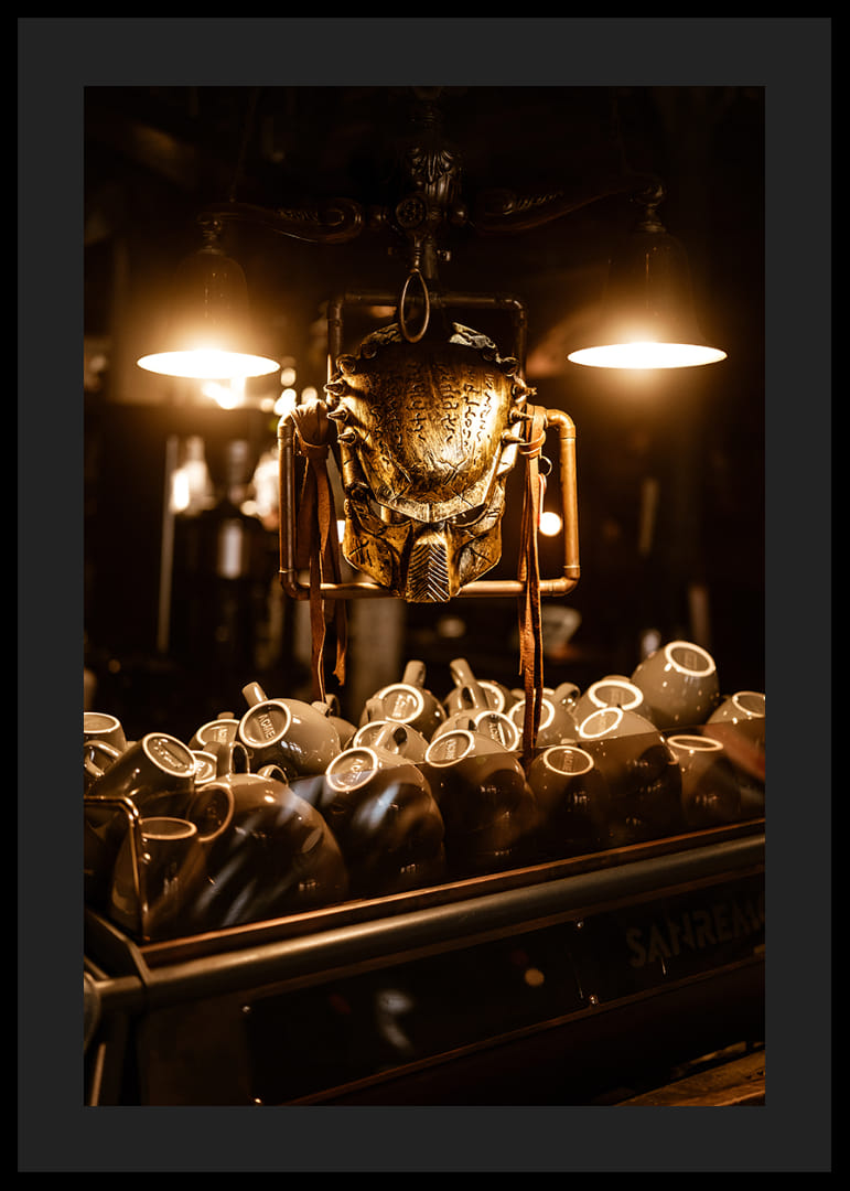 Masque scintillant sous une lumière chaude au-dessus de tasses à café.-12