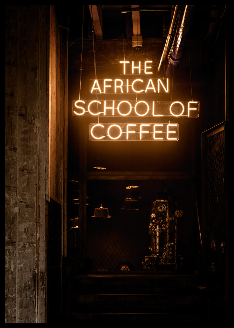 Les enseignes lumineuses dans l'obscurité ajoutent une touche de mystère et de culture du café.-12