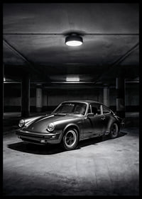 Klasikinis „Porsche 911“ automobilis pastatytas paslaptingai apšviestame garaže.-6