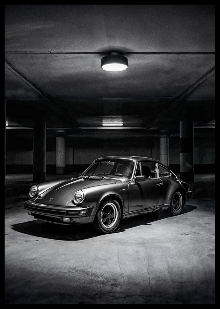 Klasikinis „Porsche 911“ automobilis pastatytas paslaptingai apšviestame garaže.-12