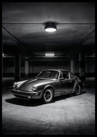 Klasisks Porsche 911, kas novietots noslēpumaini apgaismotā garāžā.-2