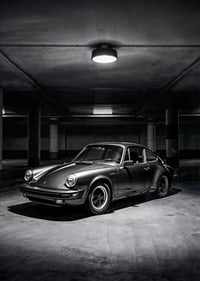 Klasikinis „Porsche 911“ automobilis pastatytas paslaptingai apšviestame garaže.-7