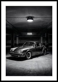 Klasikinis „Porsche 911“ automobilis pastatytas paslaptingai apšviestame garaže.-0