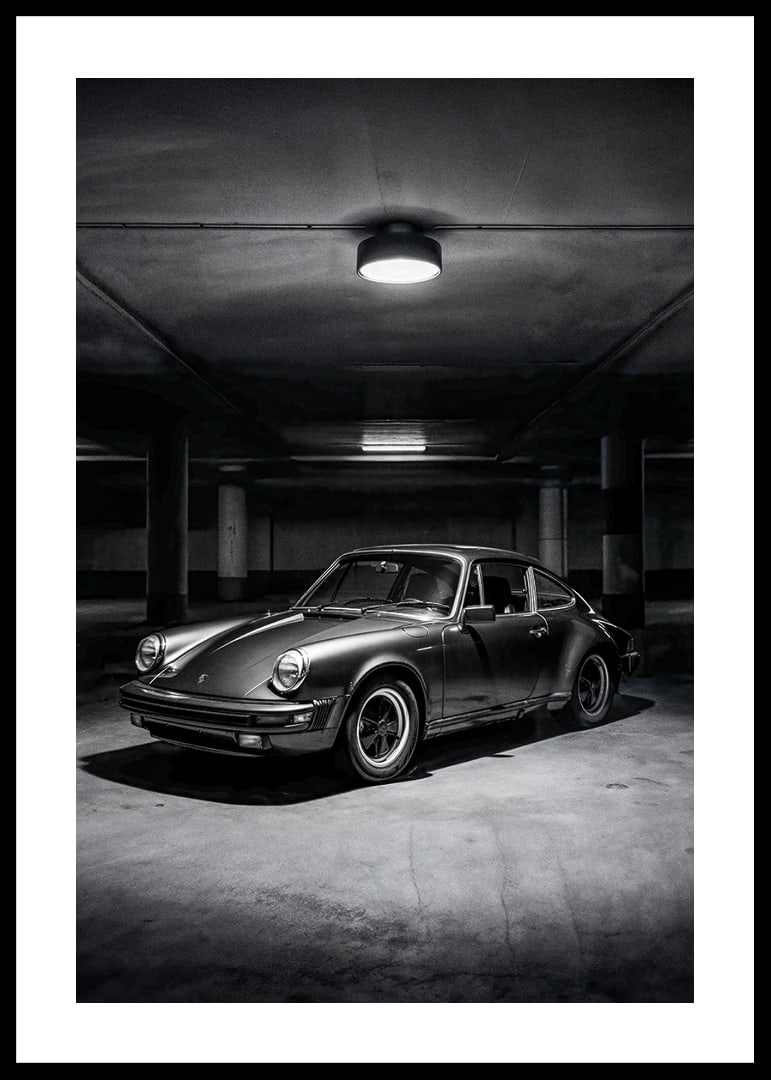 Klasikinis „Porsche 911“ automobilis pastatytas paslaptingai apšviestame garaže.-12