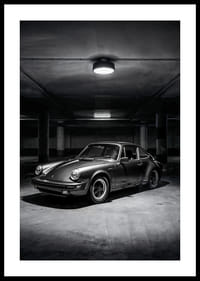 Klasisks Porsche 911, kas novietots noslēpumaini apgaismotā garāžā.-0