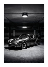 Klasikinis „Porsche 911“ automobilis pastatytas paslaptingai apšviestame garaže.-1