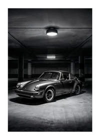 Klasisks Porsche 911, kas novietots noslēpumaini apgaismotā garāžā.-1