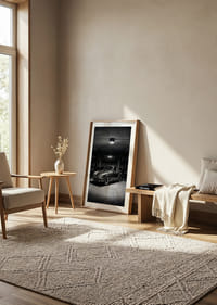 Klasisks Porsche 911, kas novietots noslēpumaini apgaismotā garāžā.-4