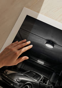 Klasisks Porsche 911, kas novietots noslēpumaini apgaismotā garāžā.-5