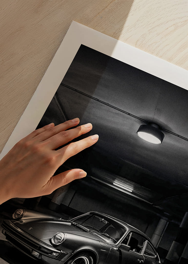 Klasisks Porsche 911, kas novietots noslēpumaini apgaismotā garāžā.-12