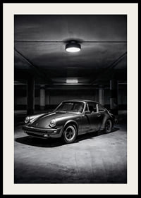 Klasikinis „Porsche 911“ automobilis pastatytas paslaptingai apšviestame garaže.-2