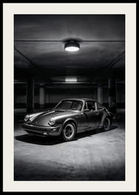 En klassisk Porsche 911 parkerad i ett mystiskt upplyst garage.-2