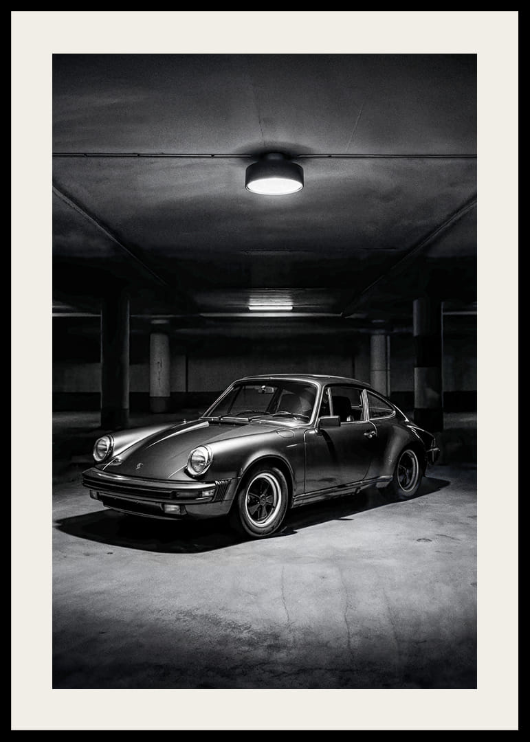 En klassisk Porsche 911 parkerad i ett mystiskt upplyst garage.-12