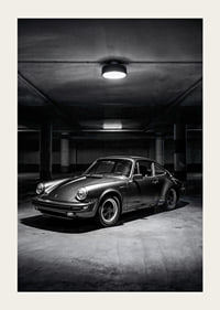 Klasikinis „Porsche 911“ automobilis pastatytas paslaptingai apšviestame garaže.-3