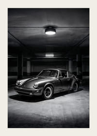 En klassisk Porsche 911 parkerad i ett mystiskt upplyst garage.-3