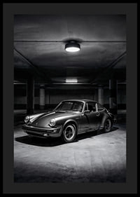 Klasikinis „Porsche 911“ automobilis pastatytas paslaptingai apšviestame garaže.-4