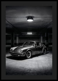 En klassisk Porsche 911 parkerad i ett mystiskt upplyst garage.-4