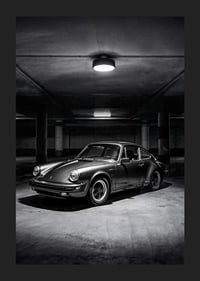 Klasikinis „Porsche 911“ automobilis pastatytas paslaptingai apšviestame garaže.-5