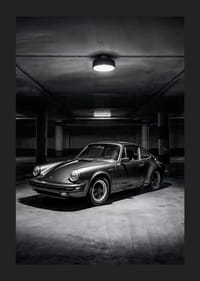 En klassisk Porsche 911 parkerad i ett mystiskt upplyst garage.-5