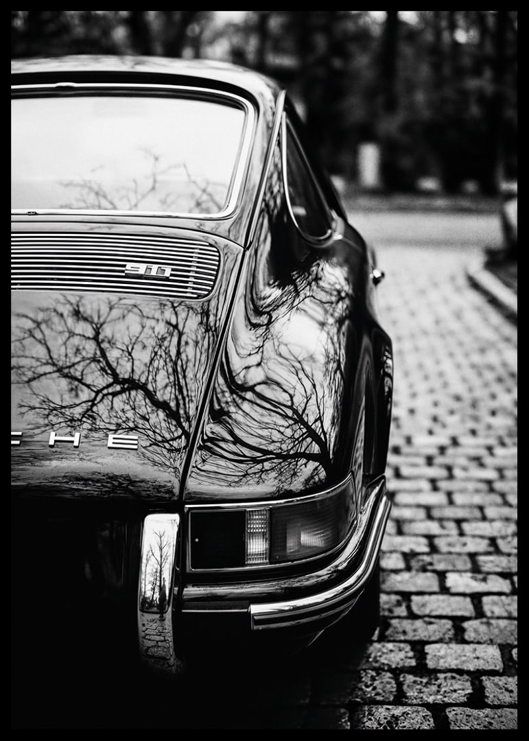 En klassisk Porsche 911 skapar en nostalgisk känsla på kullerstensgatan.-12