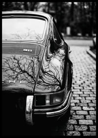 Klasisks Porsche 911 rada nostalģisku sajūtu uz bruģakmens ielas.-2