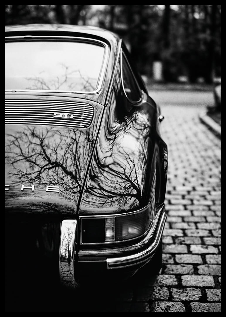 Klasisks Porsche 911 rada nostalģisku sajūtu uz bruģakmens ielas.-12