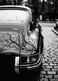 En klassisk Porsche 911 skapar en nostalgisk känsla på kullerstensgatan.-7
