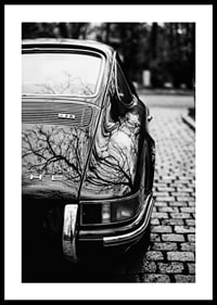 En klassisk Porsche 911 skapar en nostalgisk känsla på kullerstensgatan.-0