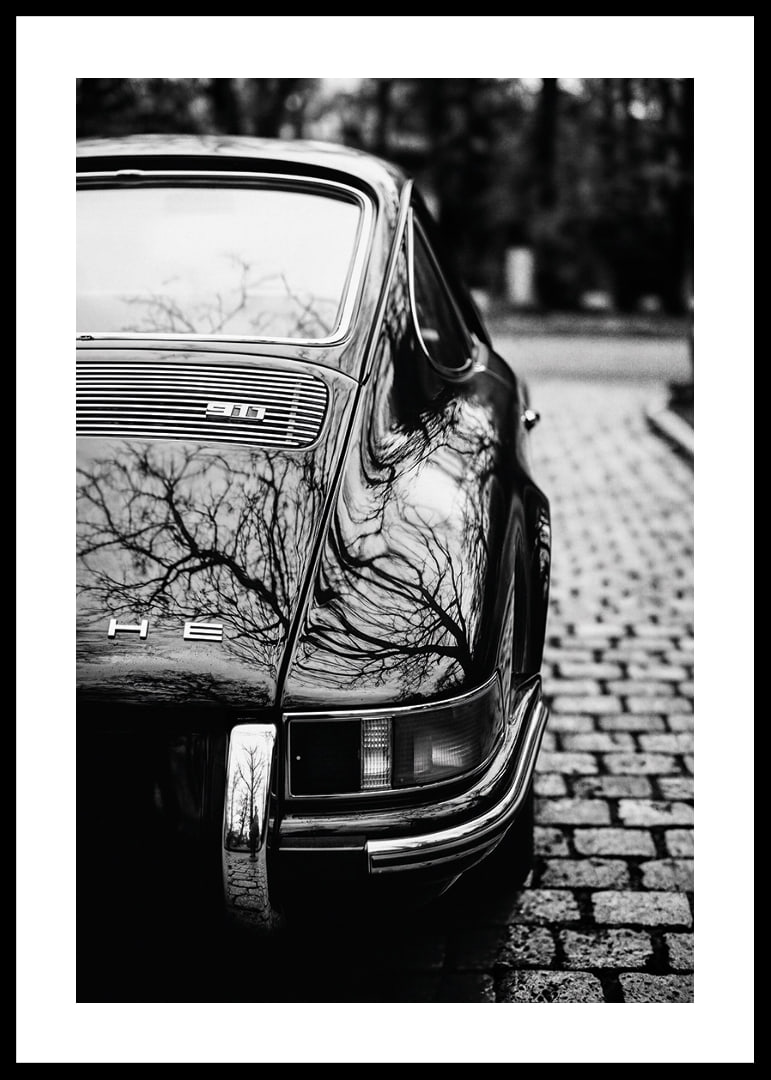 En klassisk Porsche 911 skapar en nostalgisk känsla på kullerstensgatan.-12
