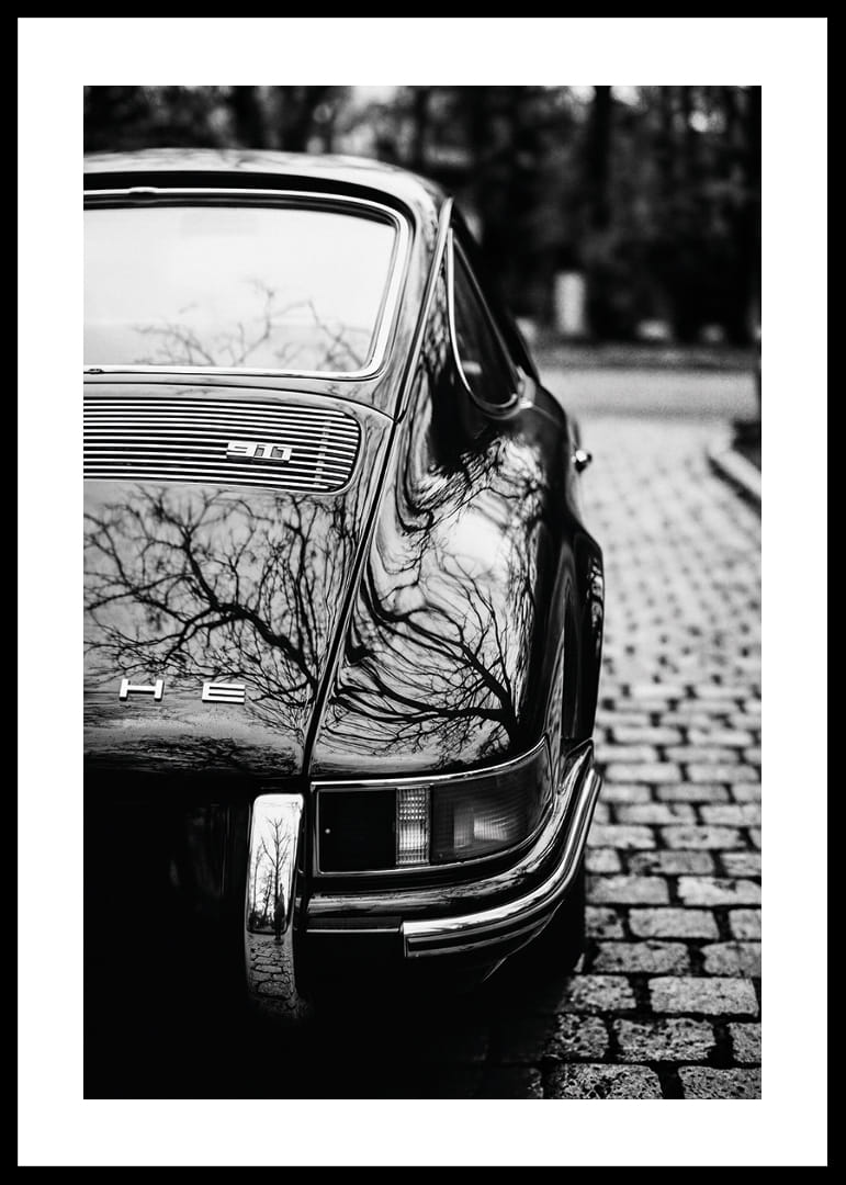 Klasisks Porsche 911 rada nostalģisku sajūtu uz bruģakmens ielas.-12