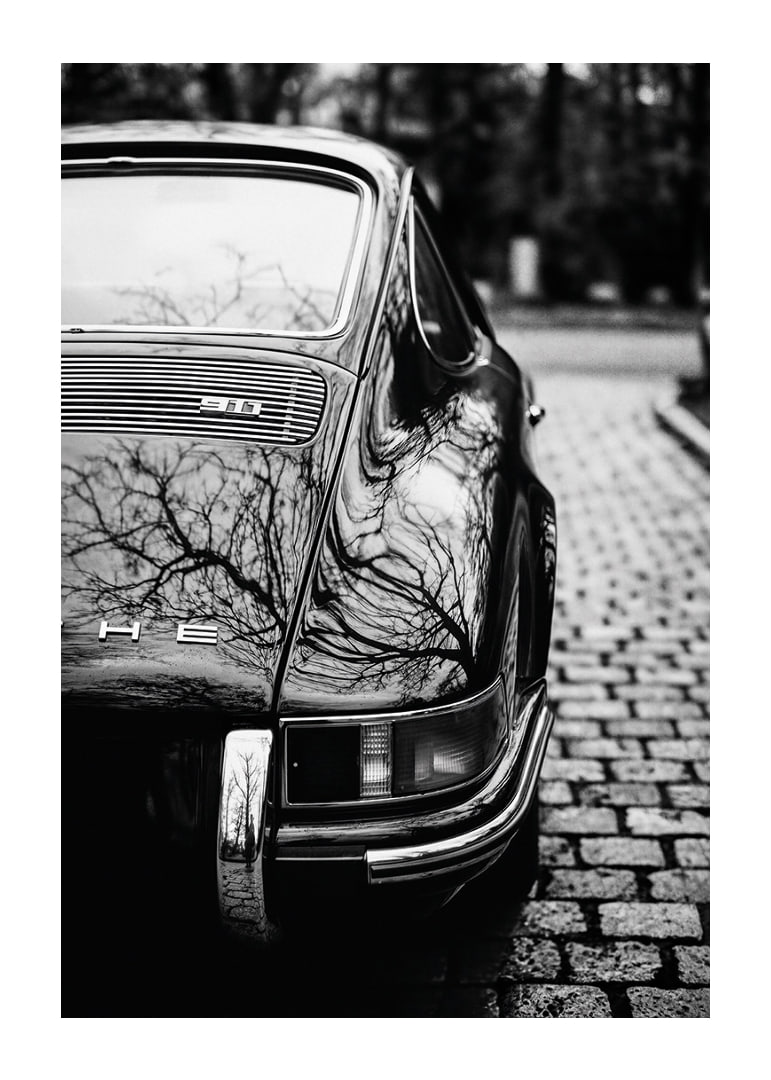 En klassisk Porsche 911 skapar en nostalgisk känsla på kullerstensgatan.-12