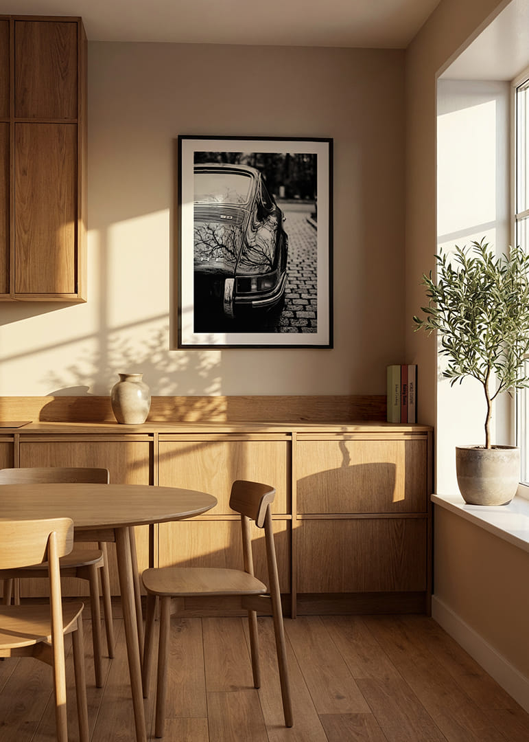 Klasisks Porsche 911 rada nostalģisku sajūtu uz bruģakmens ielas.-12