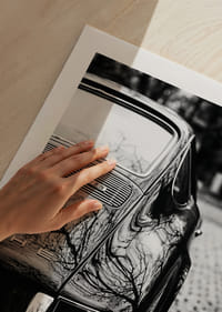 Klasisks Porsche 911 rada nostalģisku sajūtu uz bruģakmens ielas.-5