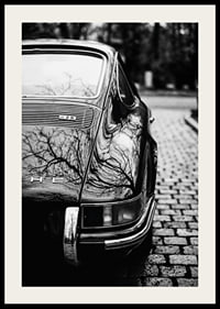 En klassisk Porsche 911 skapar en nostalgisk känsla på kullerstensgatan.-2