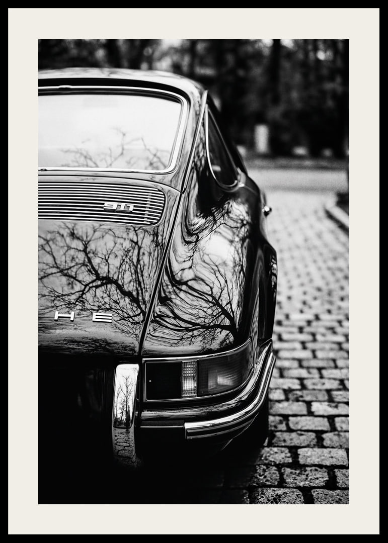 En klassisk Porsche 911 skapar en nostalgisk känsla på kullerstensgatan.-12