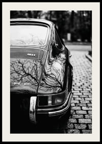 En klassisk Porsche 911 skapar en nostalgisk känsla på kullerstensgatan.-2