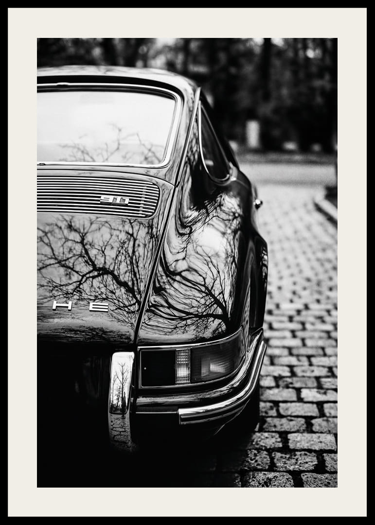 En klassisk Porsche 911 skapar en nostalgisk känsla på kullerstensgatan.-12